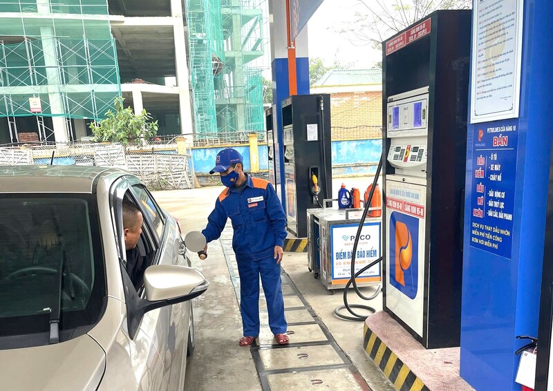 Cũng như ngành Điện, nhân viên Công ty Xăng dầu Nghệ An "căng mình" phục vụ nhu cầu người dân trong những cuối cùng của năm và những ngày đầu năm mới. Rất đông người dân đến đổ xăng dầu để đi chơi Tết nên nhân viên phục vụ luôn tay từ sáng sớm đến tối.