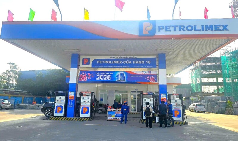 Hình ảnh những cây xăng mở cửa phục vụ nhộn nhịp trên các tuyến đường ngày Tết góp thêm không khí sôi động, vui tươi đầu năm mới.