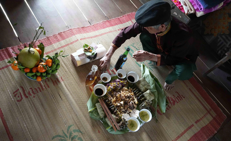 Mâm cỗ Tết của người Mường ở Quảng Ngãi vẫn giữ những nét đặc trưng truyền thống với các món như thịt lợn luộc hoặc nướng, bánh nếp, rượu truyền thống và sản vật địa phương. Ảnh: Nguyễn Dương