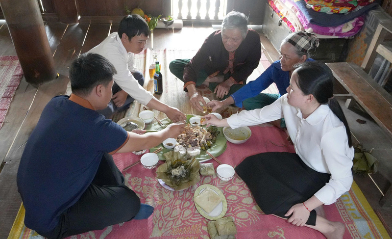 Quây quần bên mâm cỗ Tết để sẻ chia những gì đã trải qua trong năm cũ. Ảnh: Nguyễn Dương