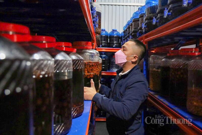 Anh Vũ Minh Ngọc kiểm tra từng mẻ sản phẩm.