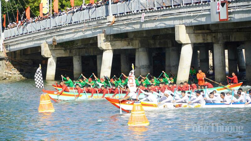 Lễ hội đua thuyền truyền thống tại Phan Thiết có 5 đơn vị phường tham gia tranh tài. Ảnh: Nguyễn Phú