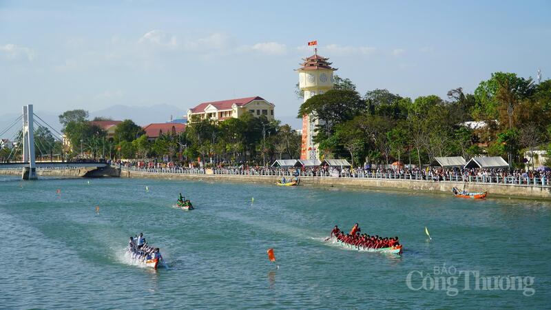 Lễ hội đua thuyền mừng xuân Bính Ngọ 2026 tại tỉnh Lâm Đồng. Ảnh: Nguyễn Phú