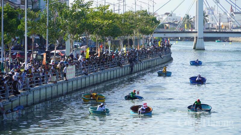 Giải đua thuyền có đông đảo người dân, du khách tham gia cổ vũ. Ảnh: Nguyễn Phú