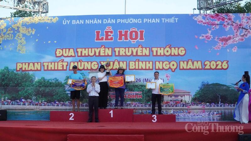 Ban Tổ chúc trao phần thưởng cho các đội đoạt giải. Ảnh: Nguyễn Phú