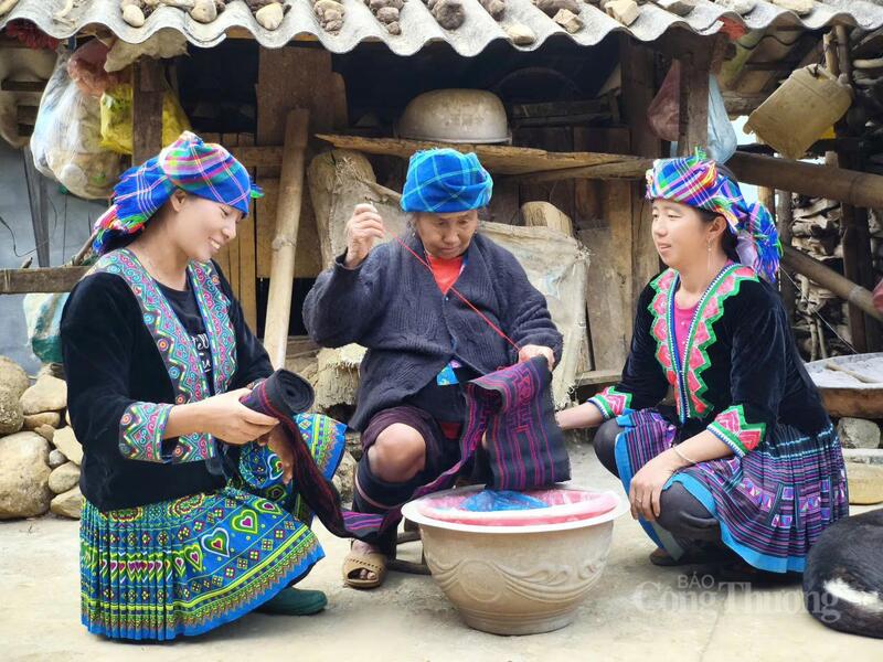 Điểm xuyết hoa văn trên váy áo truyền thống đã trở thành nét đẹp quen thuộc của người Mông ở bản Sin Suối Hồ.