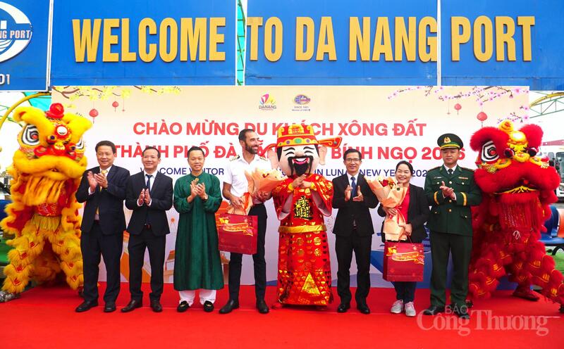 Tại chương trình, lãnh đạo TP. Đà Nẵng đã tặng hoa, quà đến thuyền trưởng và đại diện hãng tàu.