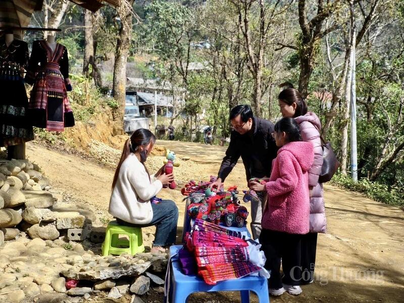 Chợ phiên ngày Tết - không gian văn hóa đặc trưng của người Mông thu hút du khách.