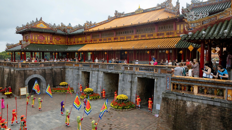 Rất nhiều du khách theo dõi tái hiện Lễ Đổi gác tại Đại nội Huế. Ảnh: Nguyễn Tuấn