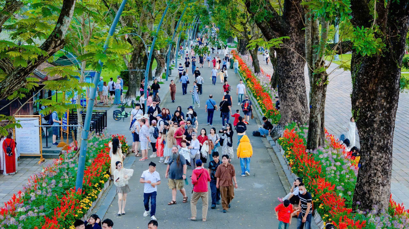 Rất đông du khách trong và ngoài nước đến Huế du xuân trong 3 ngày Tết Nguyên đán Bính Ngọ 2026. Ảnh: Nguyễn Tuấn