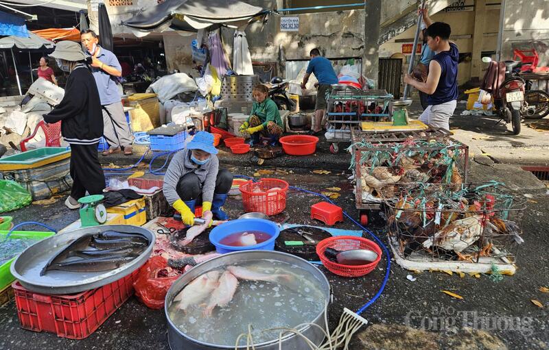 Chợ Thanh Đa (phường Bình Quới) mở bán đầu năm nhưng khách mua còn vắng, chủ yếu tiểu thương mở bán lấy may.