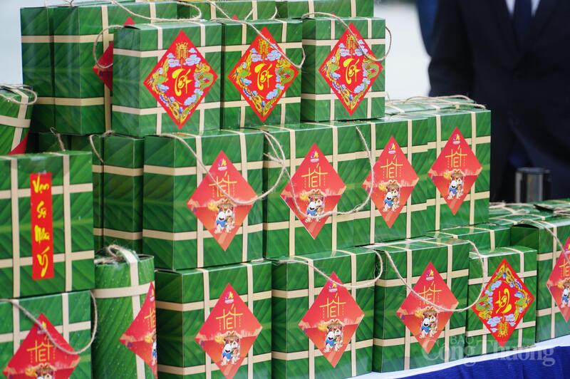 Những quà tặng hương vị Tết Việt được chuẩn bị để tặng du khách.