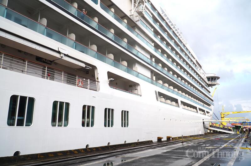 Sáng 19/2 (mùng 3 tết Bính Ngọ 2026), Sở Văn hóa, Thể thao và Du lịch TP. Đà Nẵng phối hợp với các đơn vị tổ chức chào đón chuyến tàu du lịch biển Seabourn Encore.