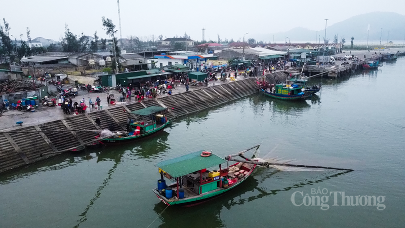 Cảng Cửa Sót nhộn nhịp những ngày cuối Đông. Ảnh: Trọng Tùng
