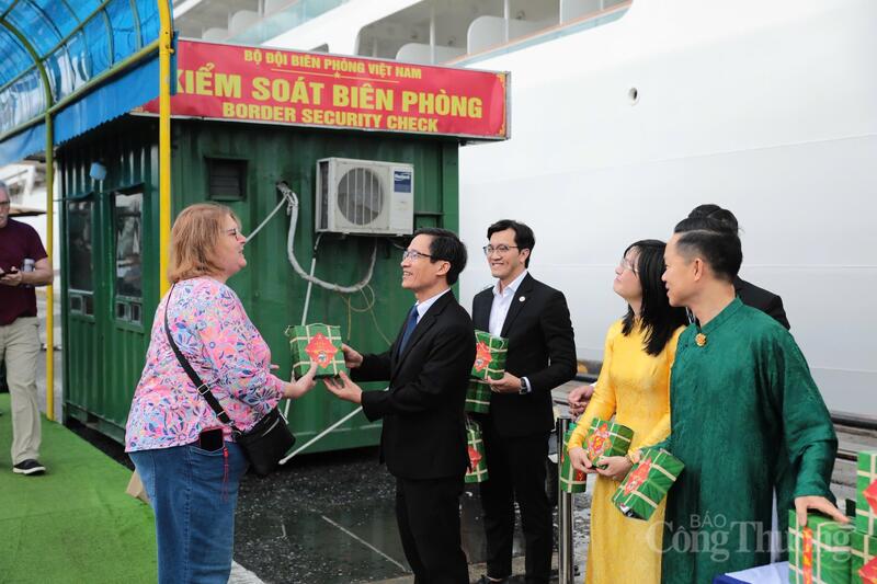 Tặng quà mang đậm văn hóa tết Cổ truyền Việt Nam cho các du khách quốc tế trên tàu.