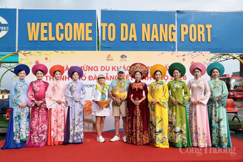 Chào đón đoàn khách tàu biển quốc tế, Đà Nẵng không chỉ mang đến không khí lễ hội rộn ràng với múa lân, quà tặng mà còn giới thiệu nét văn hóa tết Cổ truyền qua những chiếc nón lá và hộp quà bánh chưng, bánh tét…