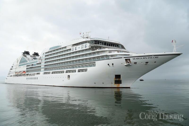 Tàu Seabourn Encore cập Cảng Tiên Sa (phường Sơn Trà, TP. Đà Nẵng) vào buổi sáng và rời bến lúc 18h00 cùng ngày.