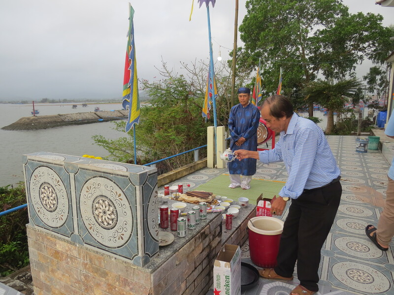Ngư dân làng chài Hải Tân chuẩn bị mâm lễ để cầu mong mưa thuận gió hòa, tàu thuyền ra khơi đánh bắt được nhiều cá tôm. Ảnh: Tuệ Lâm