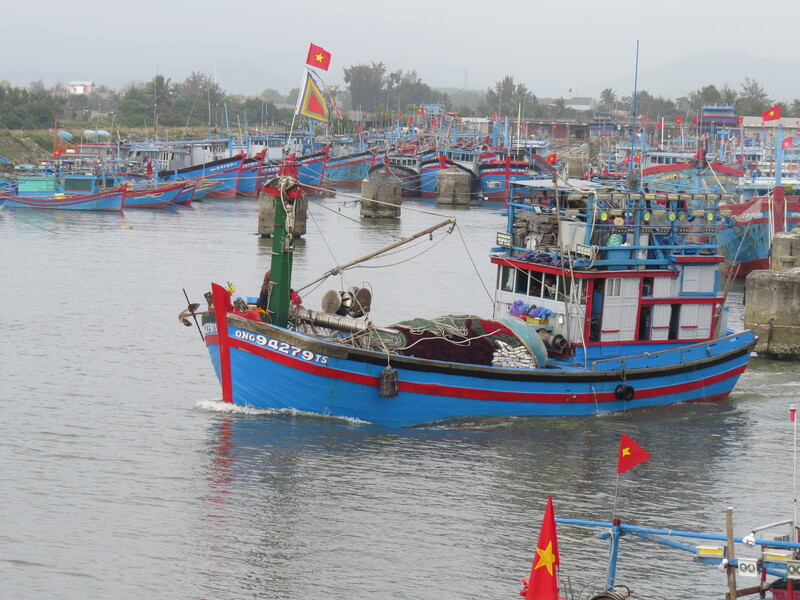 Những con tàu cá rẽ sóng hướng ra biển qua cửa Mỹ Á. Ảnh: Tuệ Lâm