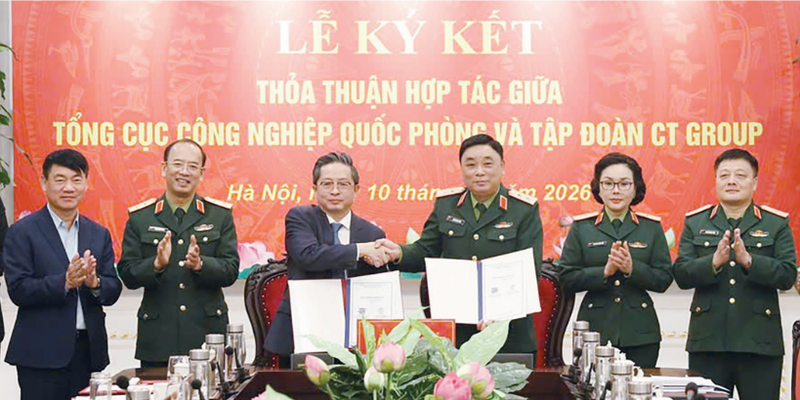 Lãnh đạo Tổng cục Công nghiệp Quốc phòng chứng kiến ký kết xuất khẩu sản phẩm giữa doanh nghiệp của Tổng cục và đối tác nước ngoài.  Ảnh: Hải Đăng