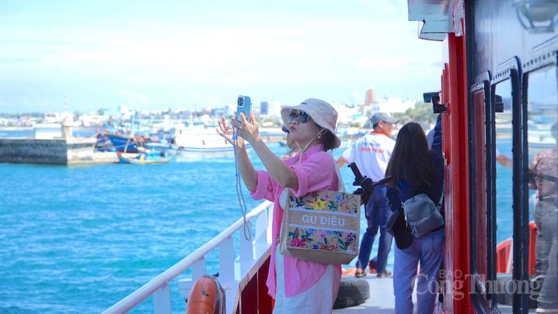 Du khách check-in trên tàu khi đến Phú Quý du lịch. Ảnh: Nguyễn Tài