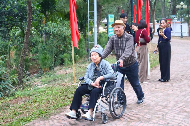 Du khách nô nức du xuân tại Di tích Côn Sơn - Kiếp Bạc - 13