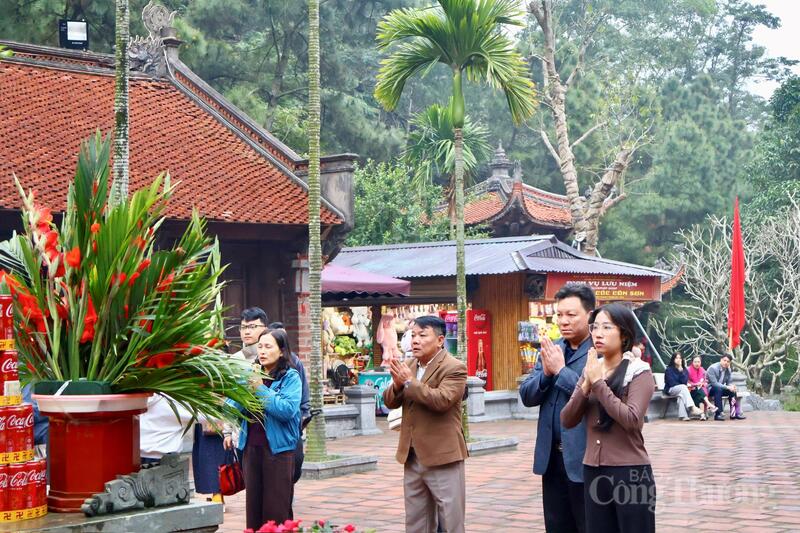 Du khách nô nức du xuân tại Di tích Côn Sơn - Kiếp Bạc - 3