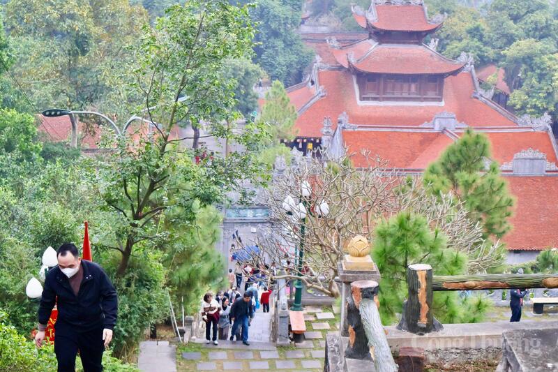 Ngay từ sáng sớm ngày mùng 3 tết Bính Ngọ 2026, dòng người đã đổ về chùa Côn Sơn - đền Kiếp Bạc.