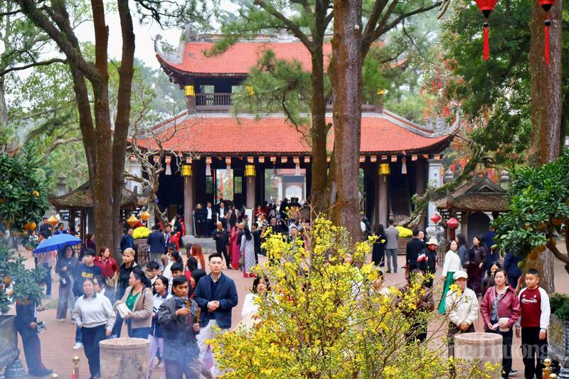 Du khách nô nức du xuân tại Di tích Côn Sơn - Kiếp Bạc - 1