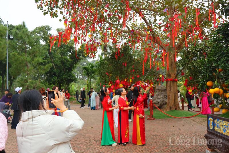 Du khách nô nức du xuân tại Di tích Côn Sơn - Kiếp Bạc - 7