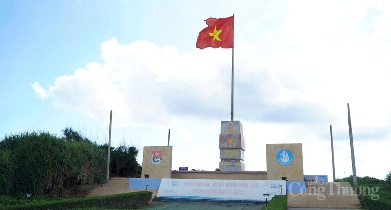 Cờ Tổ quốc tung bay tại Đặc khu Phú Quý. Ảnh: Nguyễn Tài