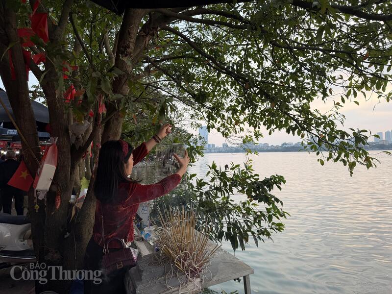 Bên ngoài sân, nhiều người tranh thủ thả mình trước mặt hồ lộng gió, xin chữ đầu năm hoặc ghi lại những khoảnh khắc du xuân.