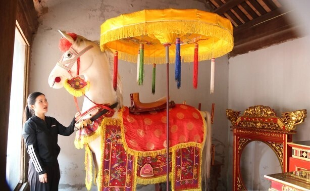 Tượng Bạch Mã được đặt trang trọng, uy nghi trong đền