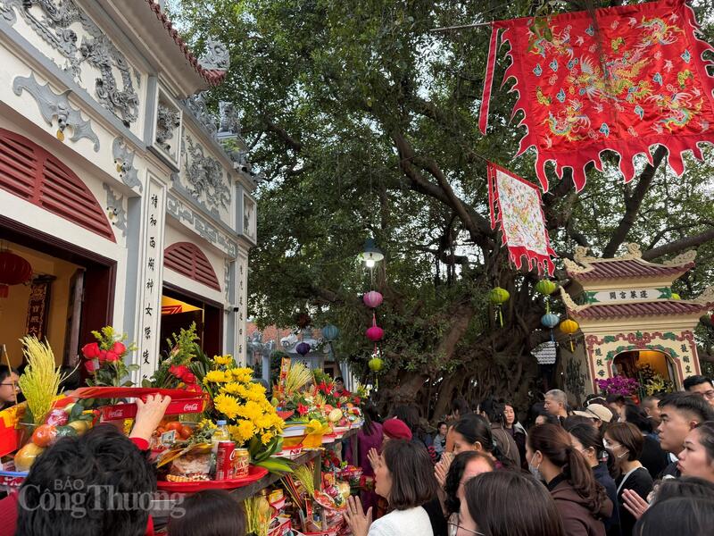 Không gian bên trong phủ tuy không rộng nhưng được bài trí hài hòa với hệ thống ban thờ, hoành phi, câu đối sơn son thếp vàng nổi bật.