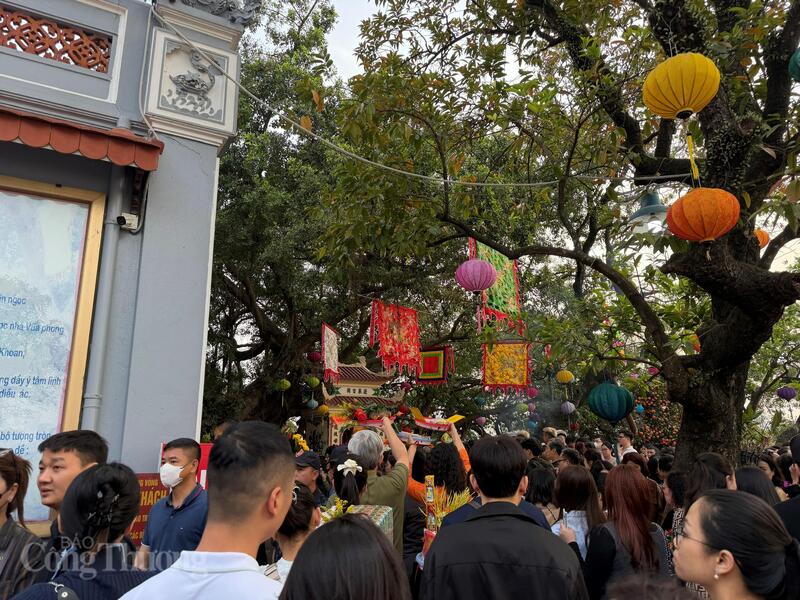 Giữa dòng người đông đúc, ai cũng mang theo một ước vọng riêng, nhưng tất cả đều cầu mong một năm mới sức khỏe, bình an, may mắn và thịnh vượng.