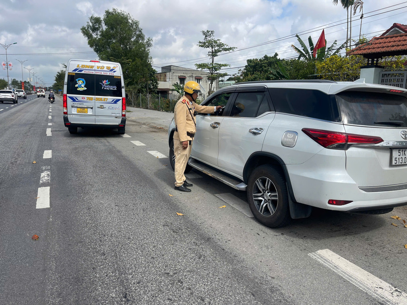 Nhằm đảm bảo an toàn giao thông trong những ngày nghỉ tết Nguyên đán Bính Ngọ, lực lượng Công an thành phố Huế tăng cường đo nồng độ cồn đối với các tài xế. Ảnh: H. Nhung