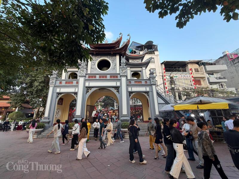 Trong nhịp sống hiện đại, khoảnh khắc thành kính đầu năm vẫn luôn là điểm tựa tinh thần, giúp mỗi người thêm vững tin bước vào hành trình mới của cuộc sống.