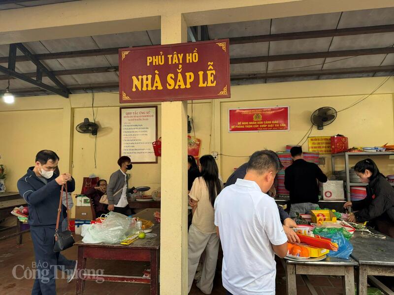 Không chỉ người trung niên hay cao tuổi, năm nay, lượng bạn trẻ đi lễ ngay trong đêm giao thừa cũng tăng rõ rệt. Điều này cho thấy nét đẹp văn hóa tâm linh vẫn được thế hệ trẻ trân trọng và gìn giữ.