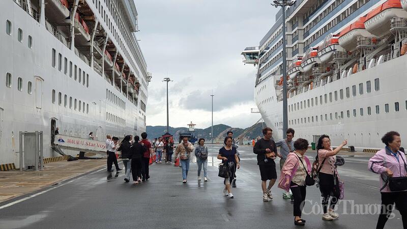 Du khách nước ngoài tại bến cảng Cam Ranh. Ảnh: Lê Sơn