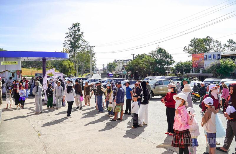 Đông đảo khách đến tham quan tại Khu du lịch Thung lũng tình yêu Đà Lạt. Ảnh: Lê Sơn