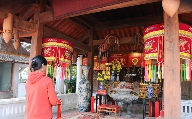 Người dân địa phương và du khách về đền Bạch Mã để cầu bình an, may mắn.