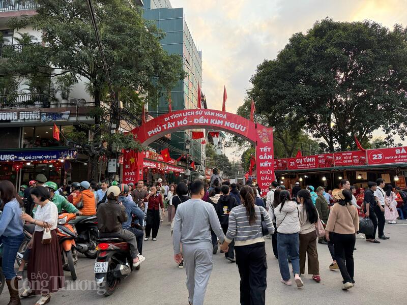 Lượng người đổ về lễ Phủ Tây Hồ mỗi dịp đầu xuân ước tính lên đến hàng vạn người.