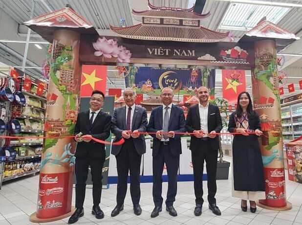 Ngày 7/9/2022, các đại biểu cắt băng khai trương sự kiện lần đầu tiên gạo Việt Nam hiện diện tại siêu thị Carrefour (Ảnh: Thương vụ Việt Nam tại Pháp)