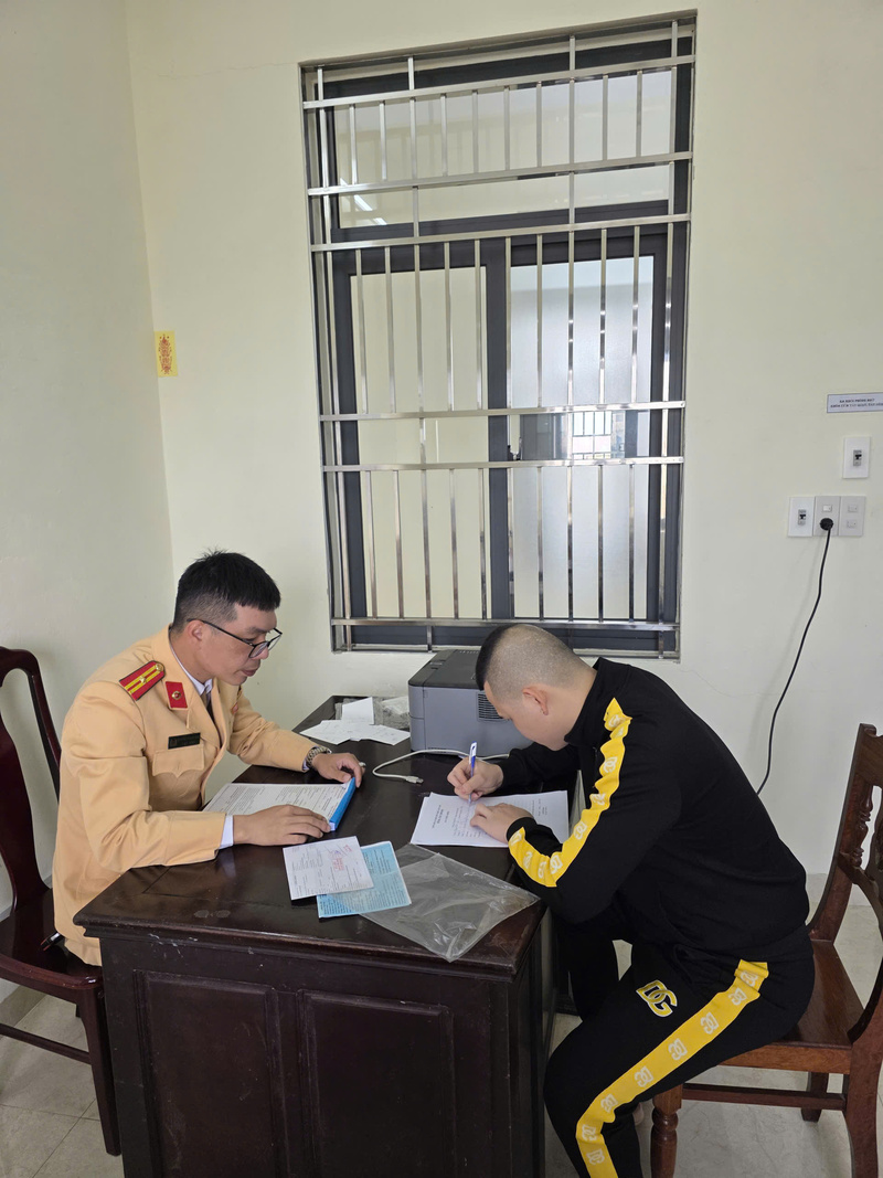 Một trường hợp vi phạm an toàn giao thông bị lực lượng Công an thành phố Huế lập biên bản, xử phạt. Ảnh: H. Nhung