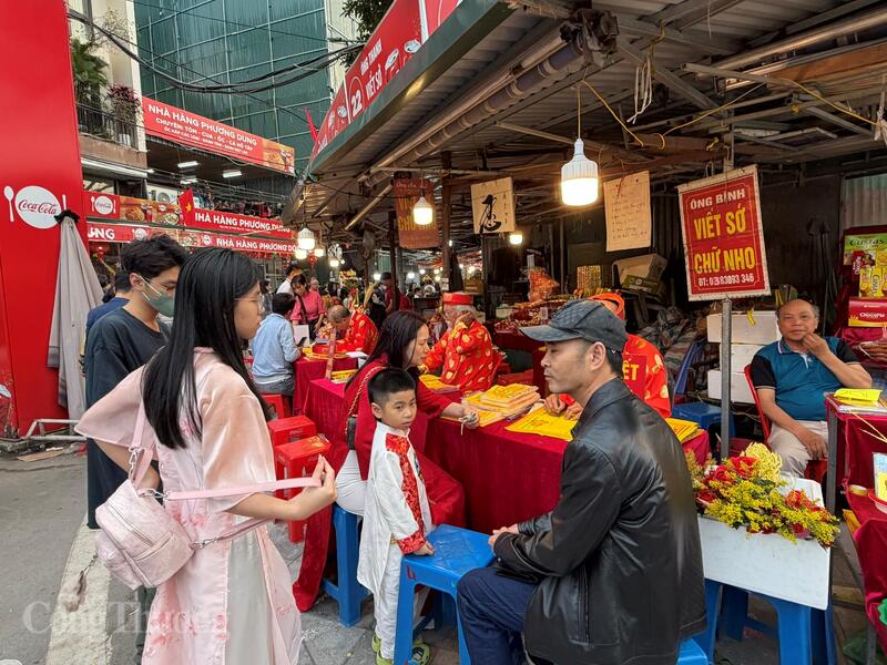 Hàng chục cửa hàng kinh doanh lễ vật như hương, hoa, quả, bánh... phục vụ  khách thập phương suốt mùa lễ.