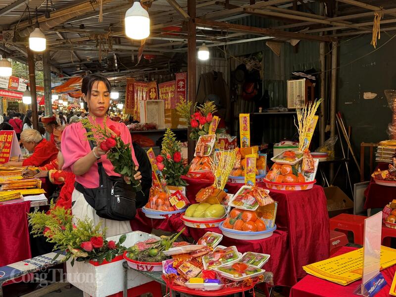 Lễ vật của người dân chủ yếu là hương, hoa, trầu cau, bánh kẹo, xôi chè… được chuẩn bị gọn gàng, trang trọng.