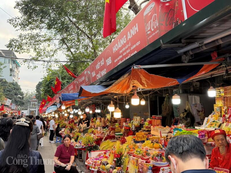 Những mâm lễ đầu xuân được chuẩn bị khá đầy đủ với hoa tươi, trái cây, bánh kẹo, trầu cau, hương và vàng mã. Nhiều gia đình lựa chọn lễ chay đơn giản nhưng bày biện cẩn thận, thể hiện lòng thành kính.