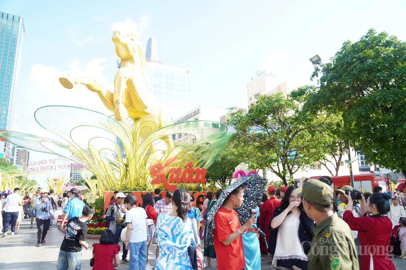 Không khí du xuân tại TP. Hồ Chí Minh ngày mùng 4 Tết (20/2/2026) tiếp tục sôi động.