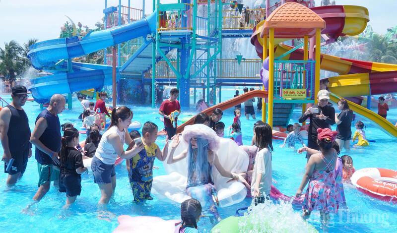 Khu công viên nước, các trò chơi cảm giác mạnh và khu vực biểu diễn nghệ thuật thu hút đông đảo bạn trẻ trong sáng ngày mùng 4 Tết.