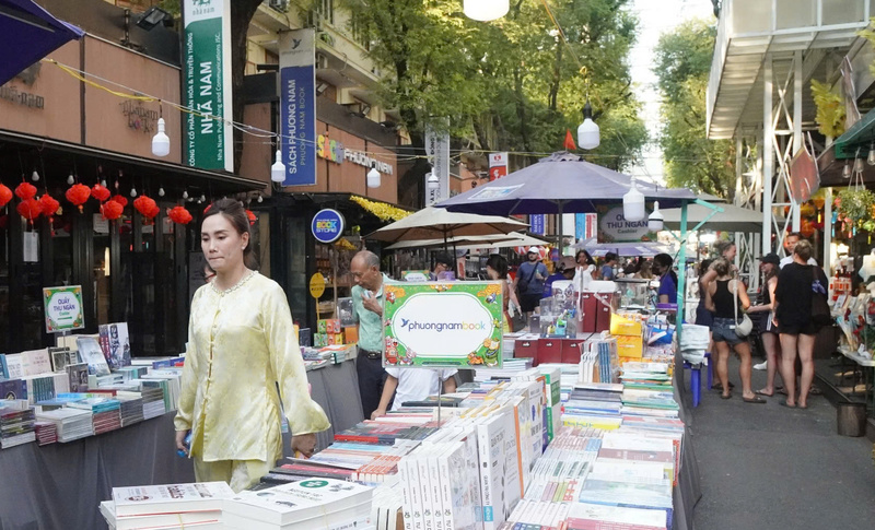 Đường sách TP. Hồ Chí Minh cũng thu hút đông đảo người dân và du khách sáng ngày mùng 4 Tết.